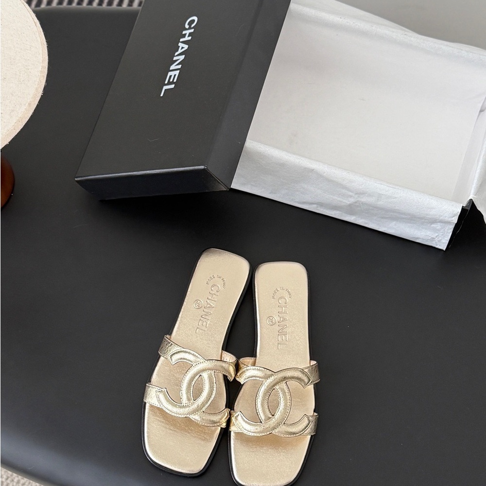 Chanel Metallic Gold Leather Interlocking CC Logo Slide Sandals 99% New